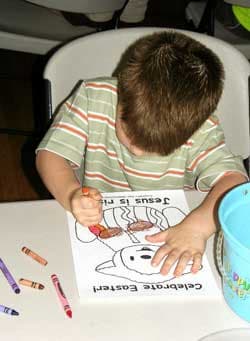 Enfant qui fait un dessin